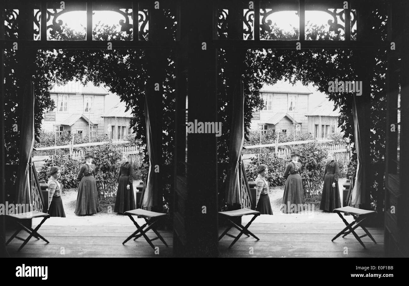 Questa foto raffigura un caffè dal 1897 al 1904 circa a Sogn, Norvegia. L'immagine stereoscopica cattura l'essenza della vita sociale norvegese durante quel periodo, evidenziando la cultura dei caffè del tempo. Foto Stock