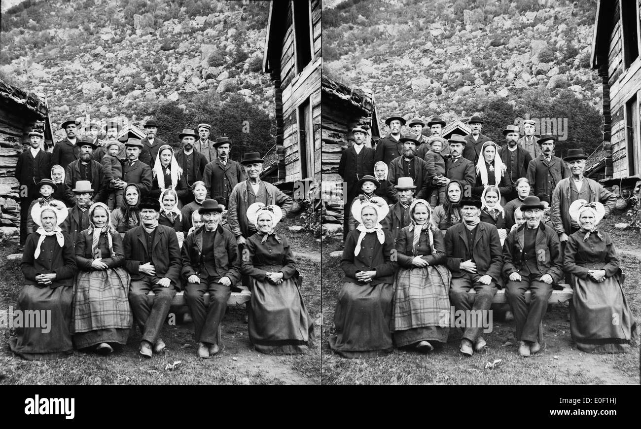 Questo ritratto di gruppo di Sogn og Fjordane, Norvegia, cattura la gente della regione intorno alla fine del XX secolo. La fotografia è stata scattata tra la fine degli anni '1890 e l'inizio degli anni '1900, mostrando l'abbigliamento e lo stile del periodo, così come la gente della zona di Sogn og Fjordane. Foto Stock