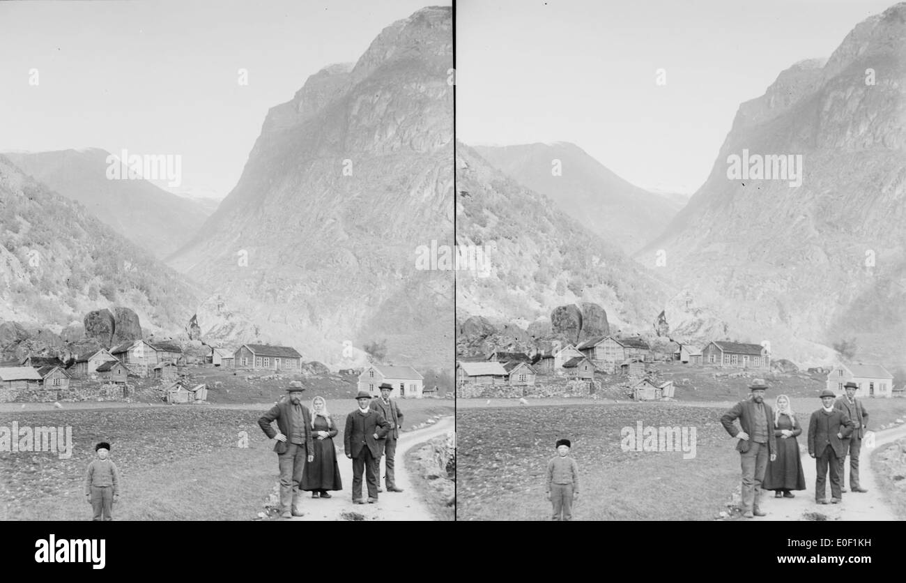 La Steine Farm ad Aurland, Norvegia, intorno al 1898, catturata in una visione stereoscopica. La fattoria nella regione di Sogn og Fjordane riflette la vita rurale norvegese alla fine del secolo. Nils O. Reppen, una figura notevole, è collegato alla storia della fattoria. La fotografia offre una prospettiva storica sull'agricoltura norvegese, l'architettura e la vita comunitaria di quell'epoca. Foto Stock