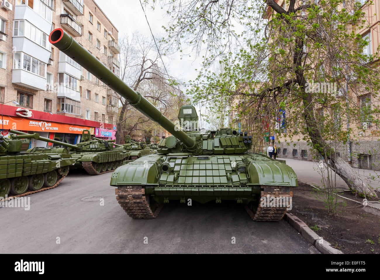 La battaglia principale serbatoio T-72 "Ural' esposto presso la vittoria annuale parata del giorno Foto Stock