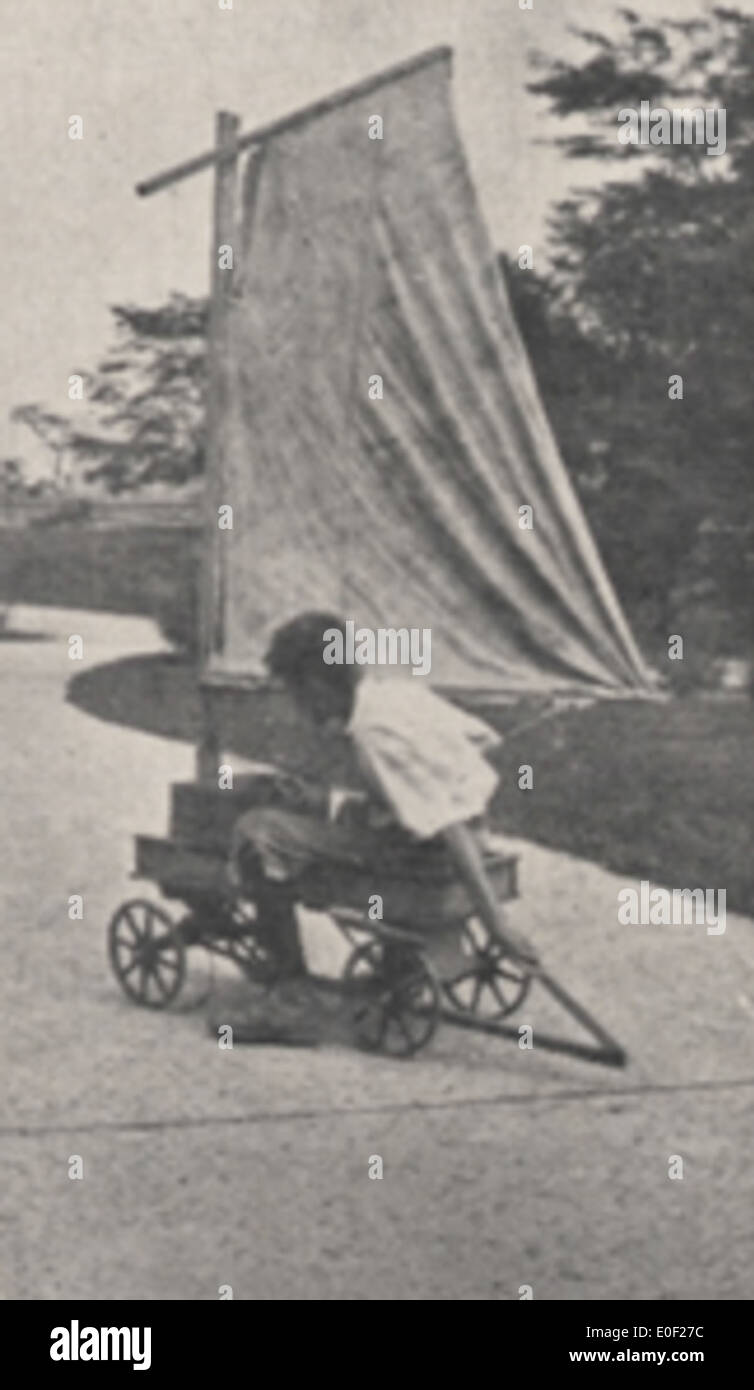 Ragazzo a cavallo su Sailboat-Wagon improvvisati, 1918 Foto Stock