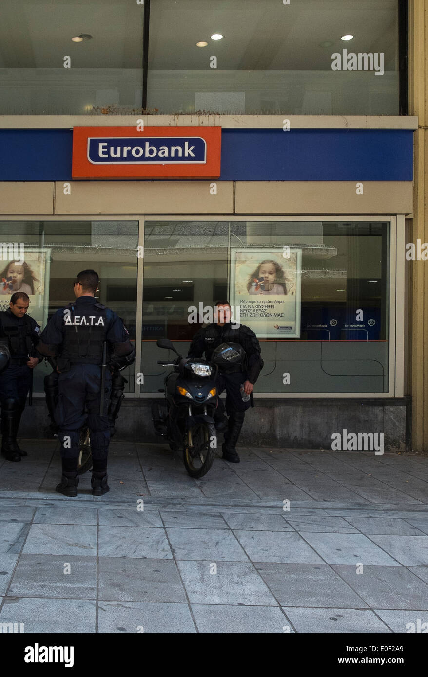 Eurobank denaro contante erogatore banca persona grecia Foto Stock