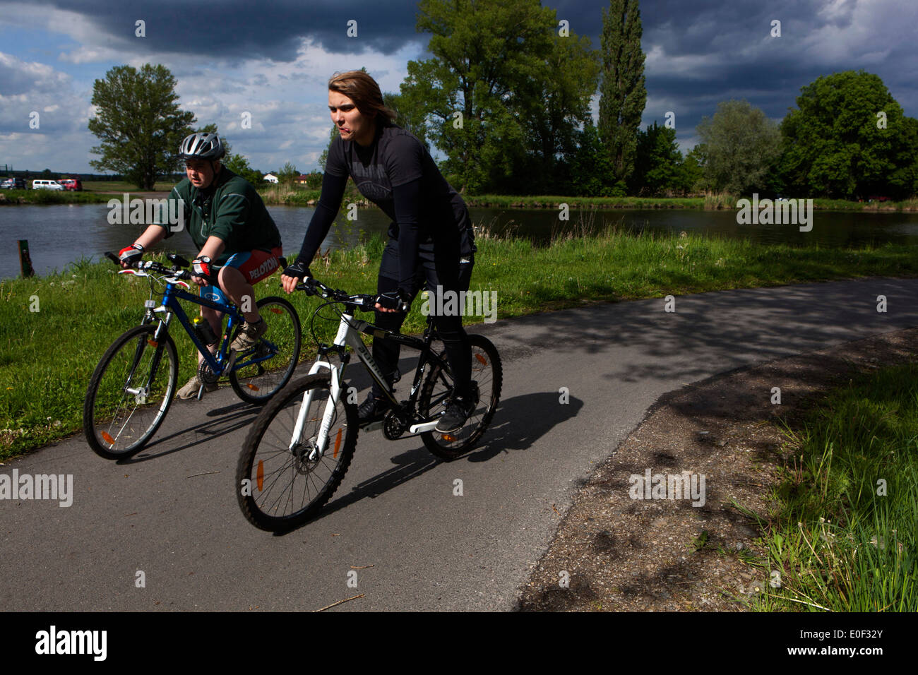 La gente sulla pista ciclabile, fiume Elba bike Repubblica Ceca Foto Stock
