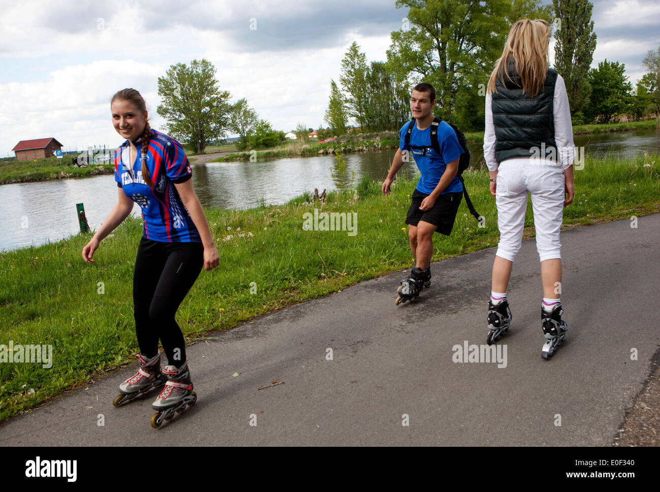 La gente sulla pista ciclabile, roller blade pattinaggio Foto Stock