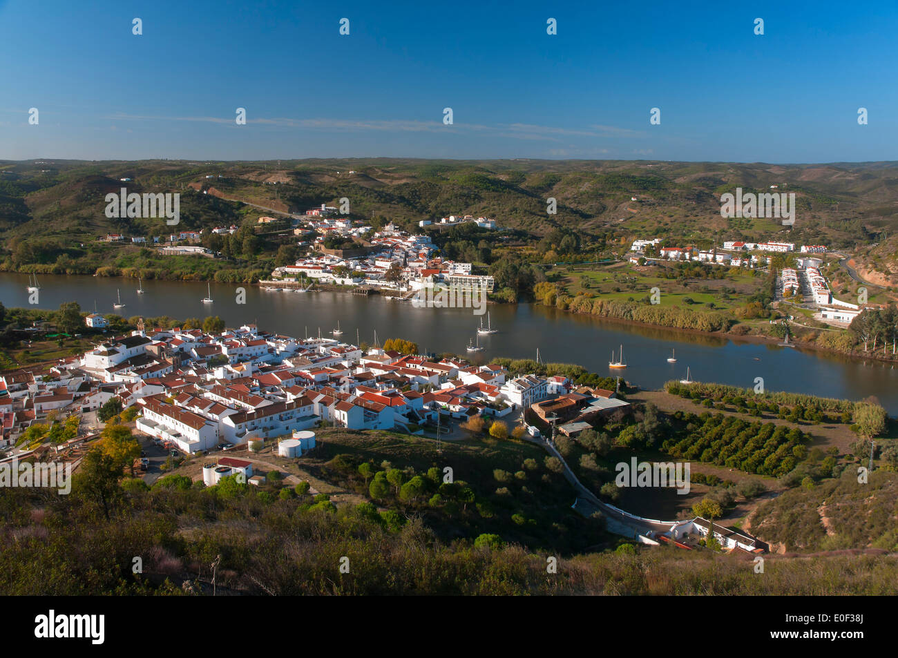 Fiume Guadiana, Spanish-Portuguese frontiera, Sanlucar De Guadiana, Huelva-provincia, in Spagna, in background Alcoutim (Portogallo) Foto Stock