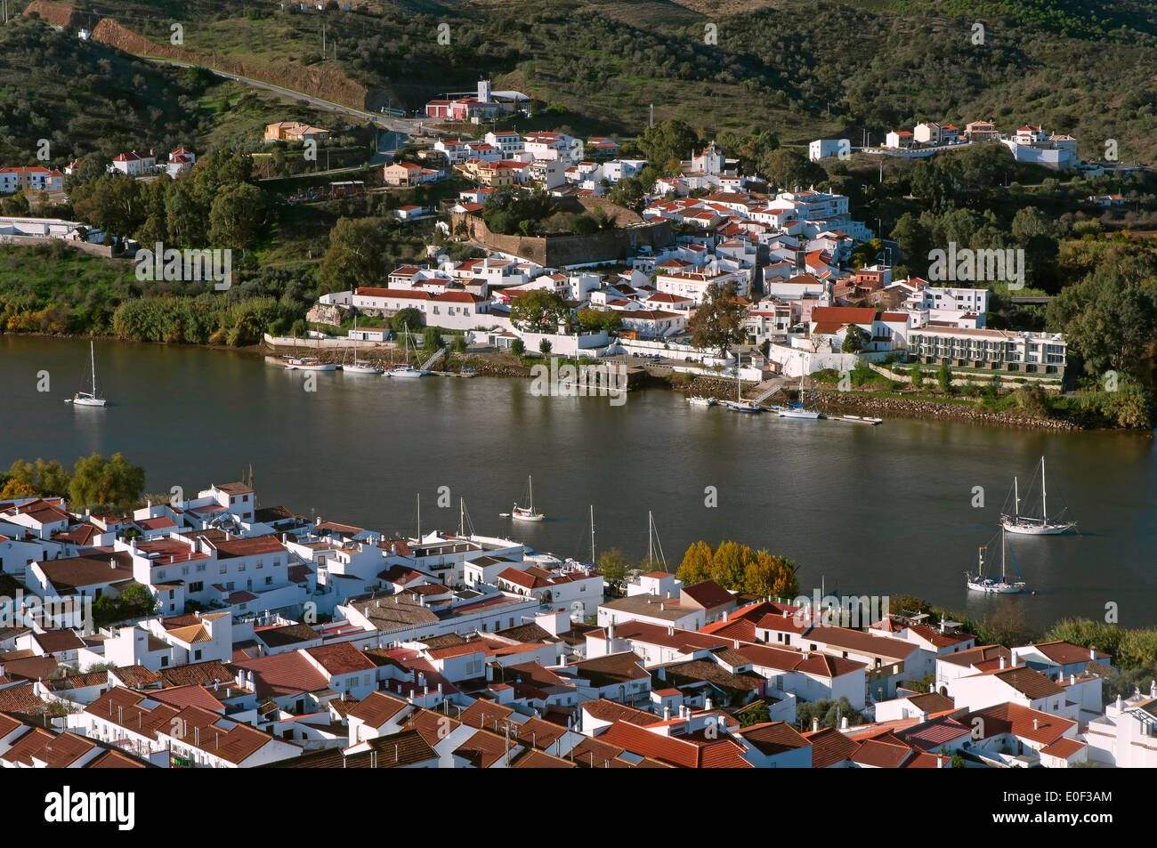 Fiume Guadiana, Spanish-Portuguese frontiera, Sanlucar De Guadiana, Huelva-provincia, in Spagna, in background Alcoutim (Portogallo) Foto Stock