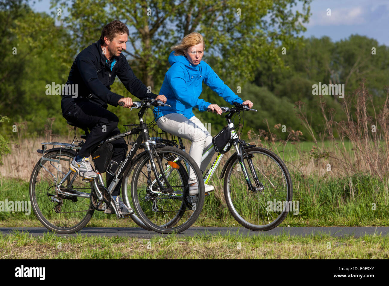 La gente ride bike Trail coppia ciclismo Foto Stock