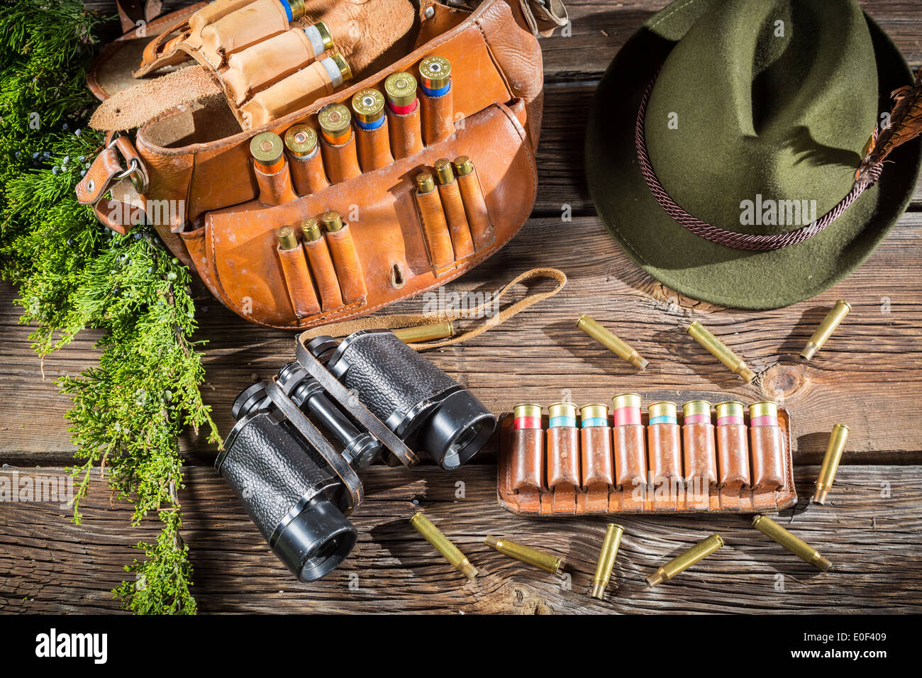 Accessori Caccia in un guardaboschi cottage Foto Stock