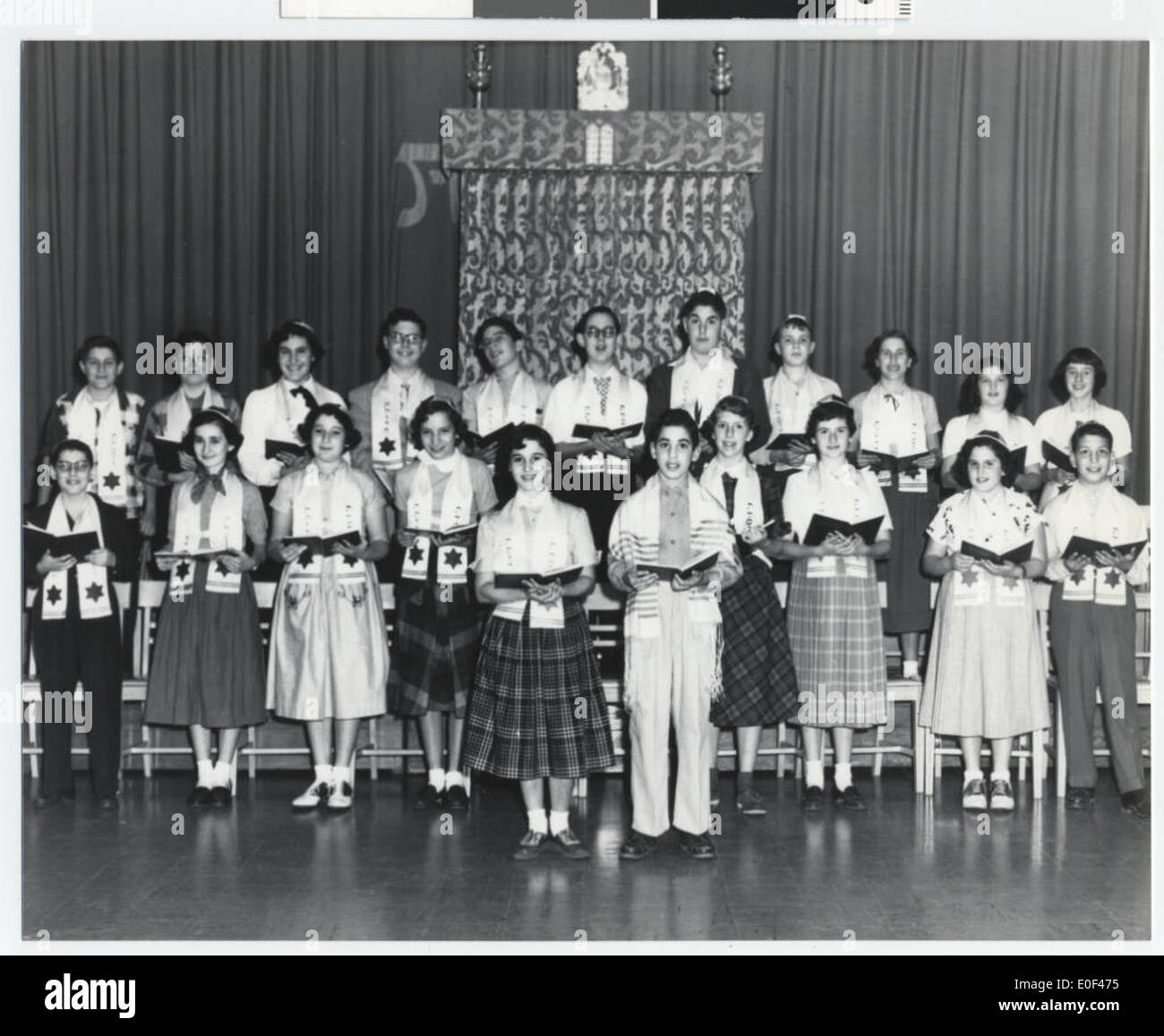Il Talmud Torah Children's Choir, guidato da un cantore, si esibisce come parte della collezione della Hennepin Jewish Historical Society. Questa fotografia storica riflette la vita religiosa e culturale della comunità ebraica di Minneapolis, Minnesota. L'istituzione Talmud Torah svolge un ruolo chiave nell'educazione e nella tradizione ebraica negli Stati Uniti. Foto Stock