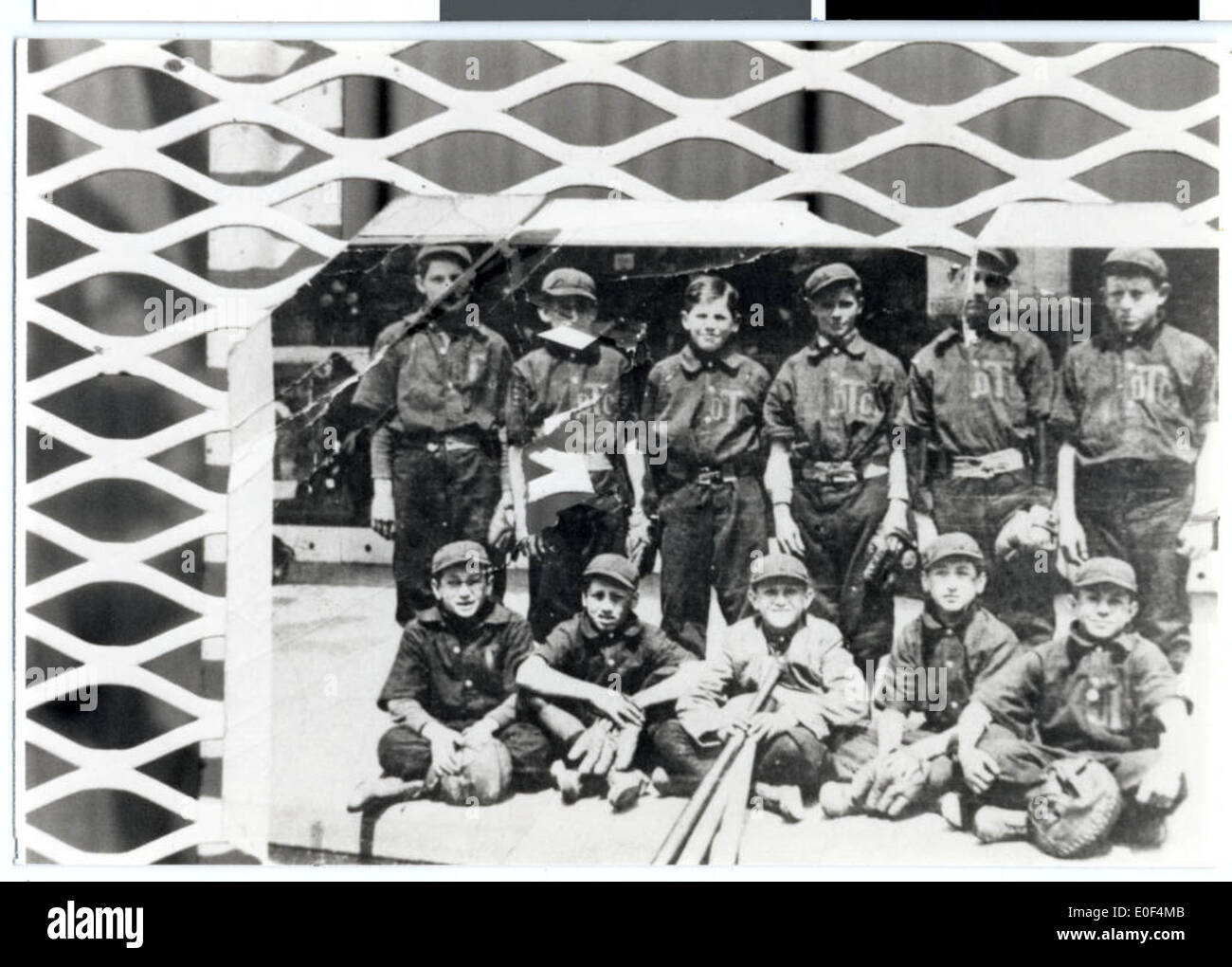 Questa fotografia mostra una squadra sportiva del quartiere North Side che posa al Sumner Field di Minneapolis, Minnesota. L'immagine riflette l'importanza dello sport locale e delle attività ricreative nella comunità. Foto Stock