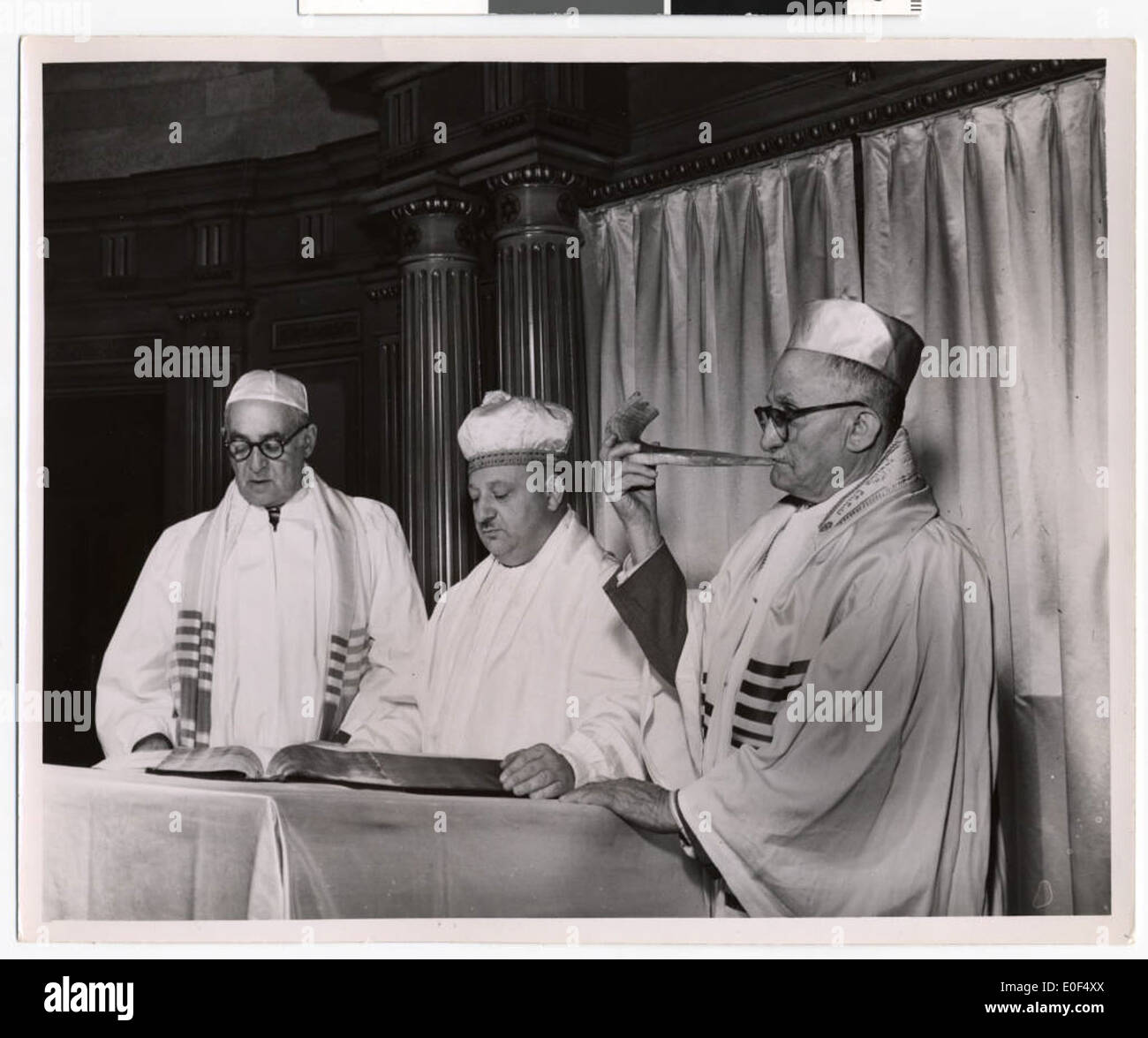 Questa immagine cattura i servizi delle alte feste della Sinagoga di Beth El, offrendo uno sguardo alle pratiche religiose ebraiche durante i giorni Sacri. Mette in evidenza la riunione della comunità per il culto e la riflessione. Foto Stock