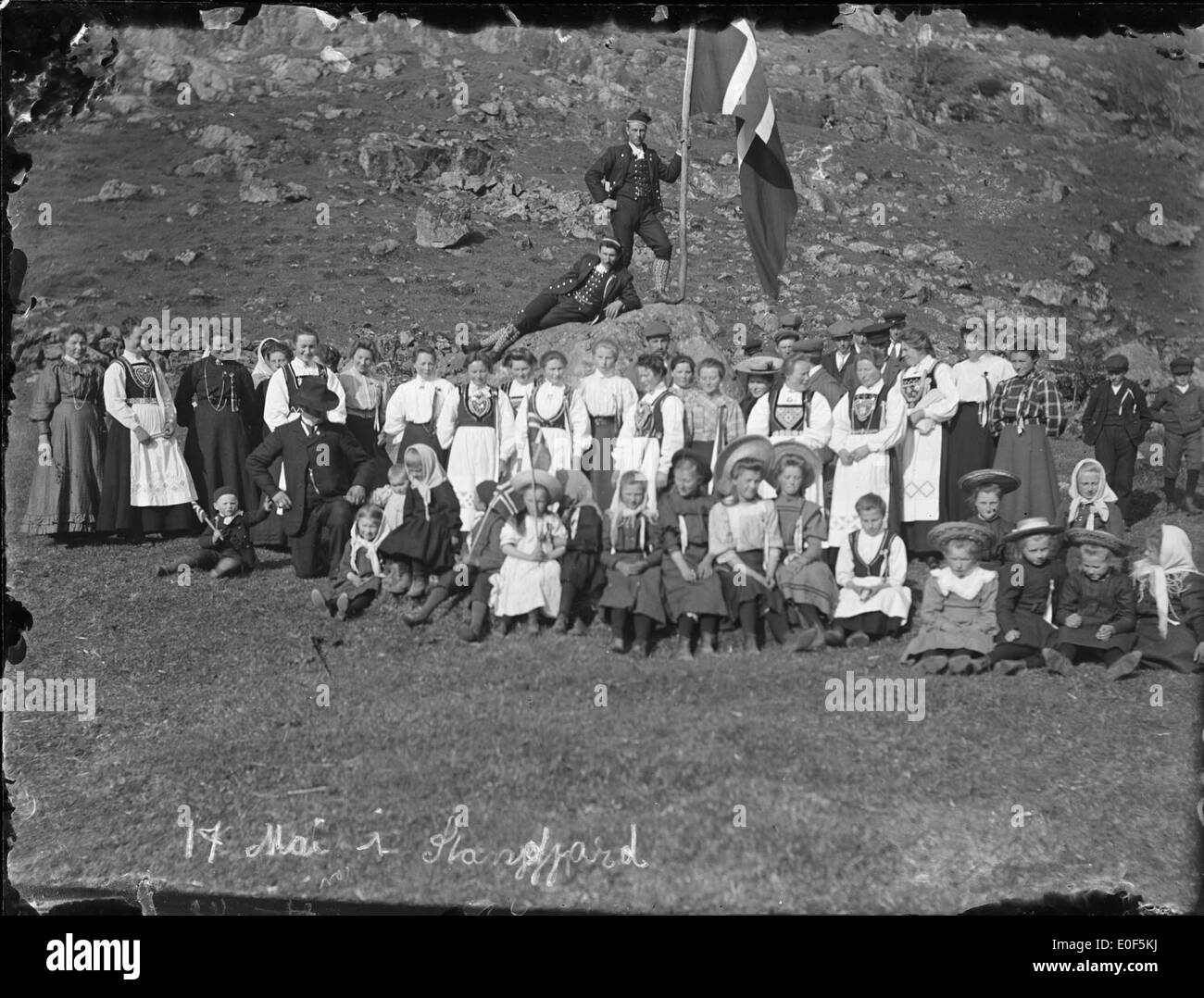 L'immagine mostra una celebrazione storica del 17 maggio in Norvegia, con persone in costumi nazionali norvegesi tradizionali, che celebrano la giornata nazionale del paese con parate, bandiere e ritratti di gruppo. Foto Stock