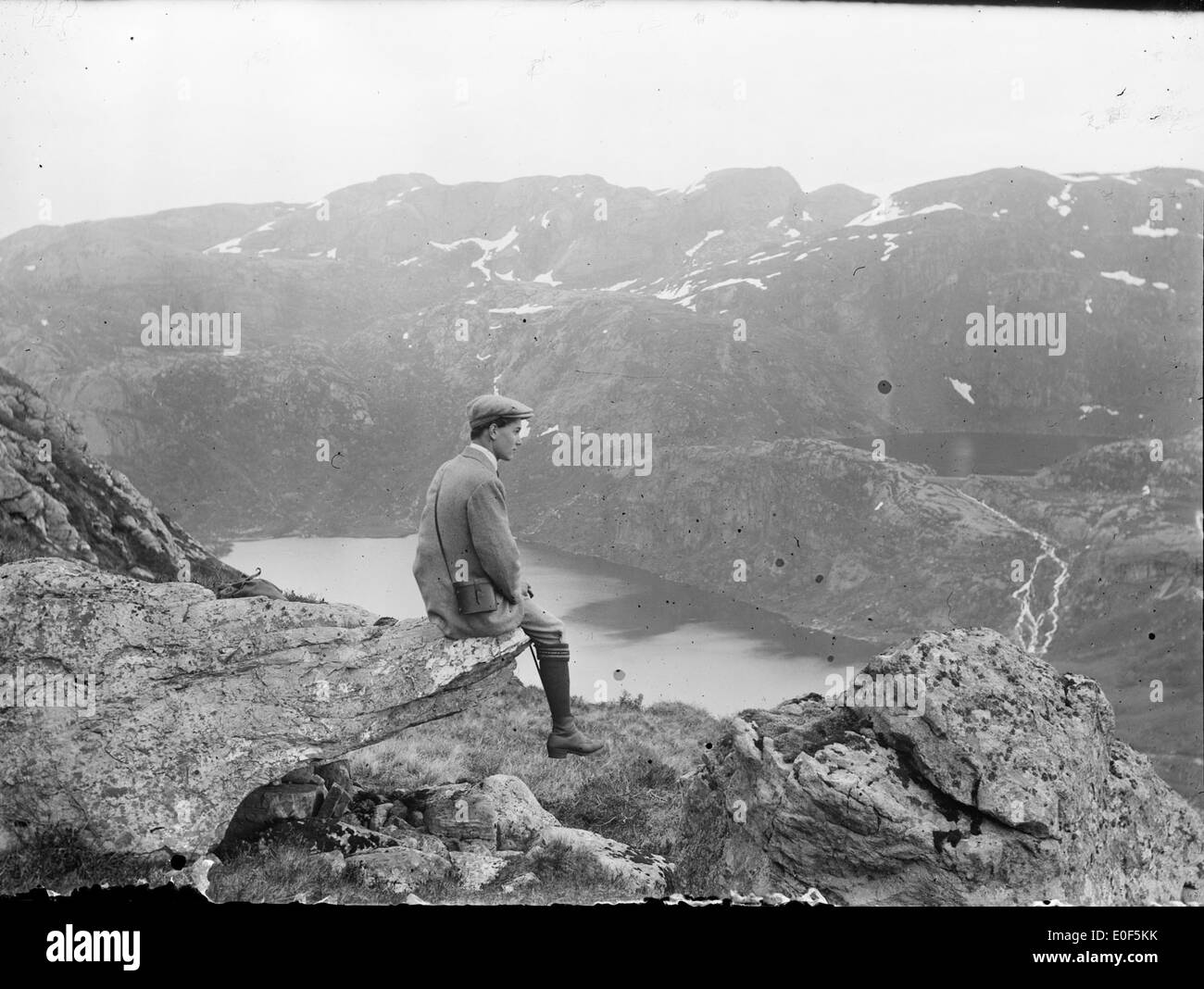 Questa immagine mette in evidenza un sentiero escursionistico panoramico ad Askvoll, Norvegia, catturato utilizzando tecniche fotografiche alternative. La foto sottolinea la bellezza aspra dei paesaggi naturali della Norvegia. Foto Stock Questa immagine mette in evidenza un sentiero escursionistico panoramico ad Askvoll, Norvegia, catturato utilizzando tecniche fotografiche alternative. La foto sottolinea la bellezza aspra dei paesaggi naturali della Norvegia. Foto Stock