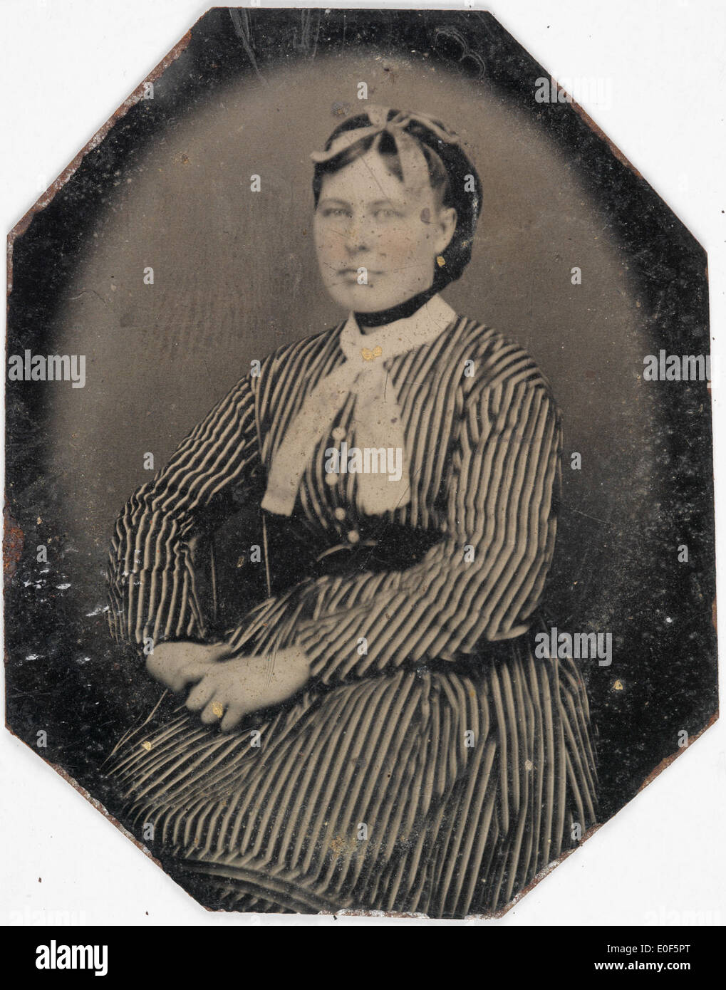 Una donna viene catturata in una fotografia storica che indossa un abito a righe, tra il 1856 e il 1900, che riflette gli stili di moda della fine del XIX secolo in America e Norvegia. Foto Stock