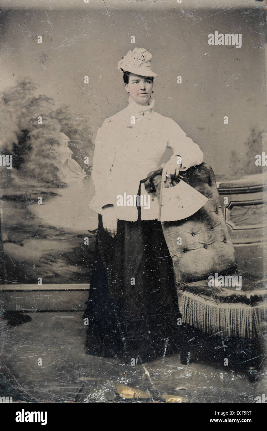 Questo titolo si riferisce a una fotografia storica a figura intera di una donna della fine del XIX secolo, scattata utilizzando tecniche fotografiche alternative. Foto Stock