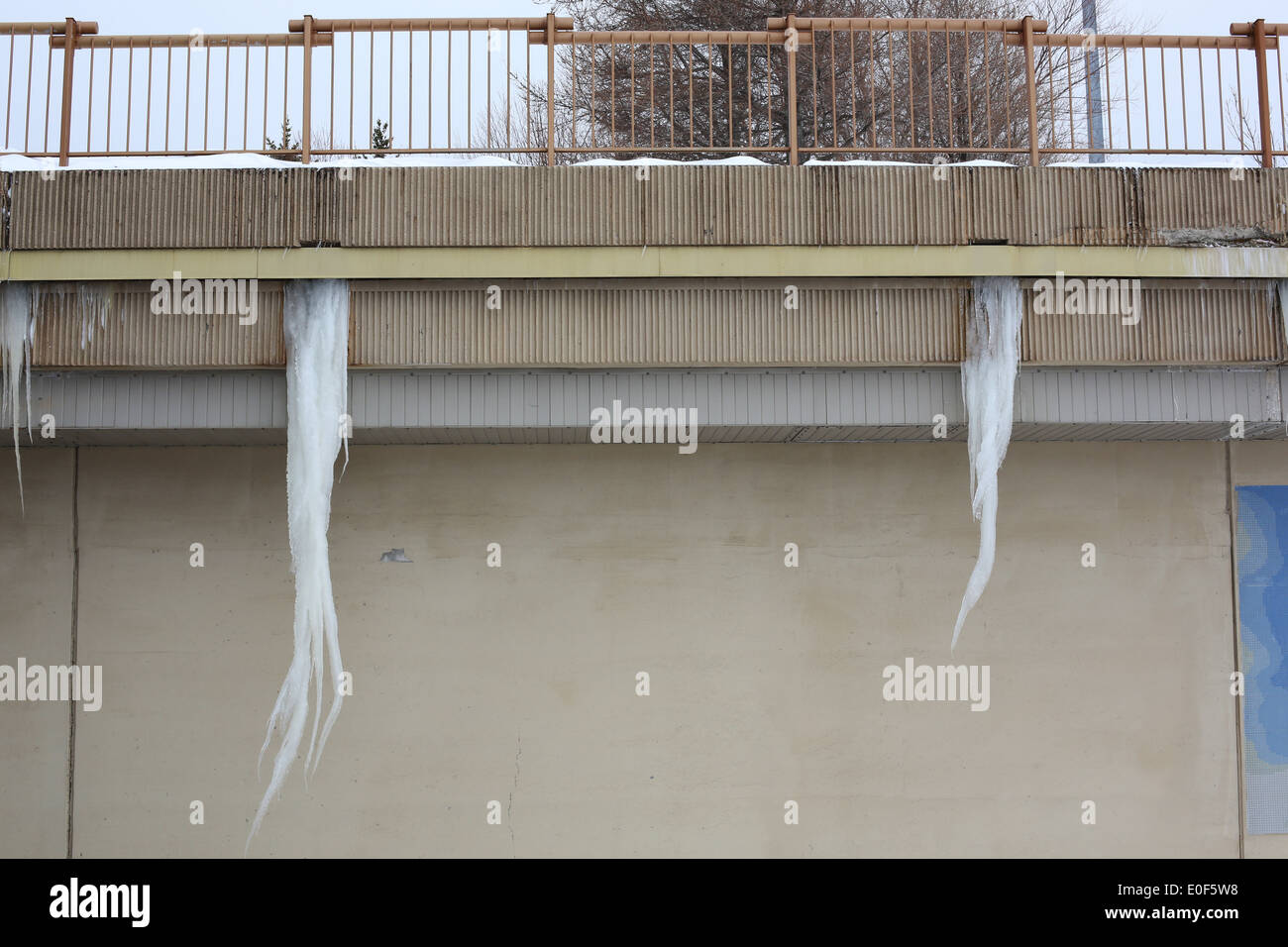 Lunghi ghiaccioli appesi da un ponte a Duluth, Minnesota. Foto Stock