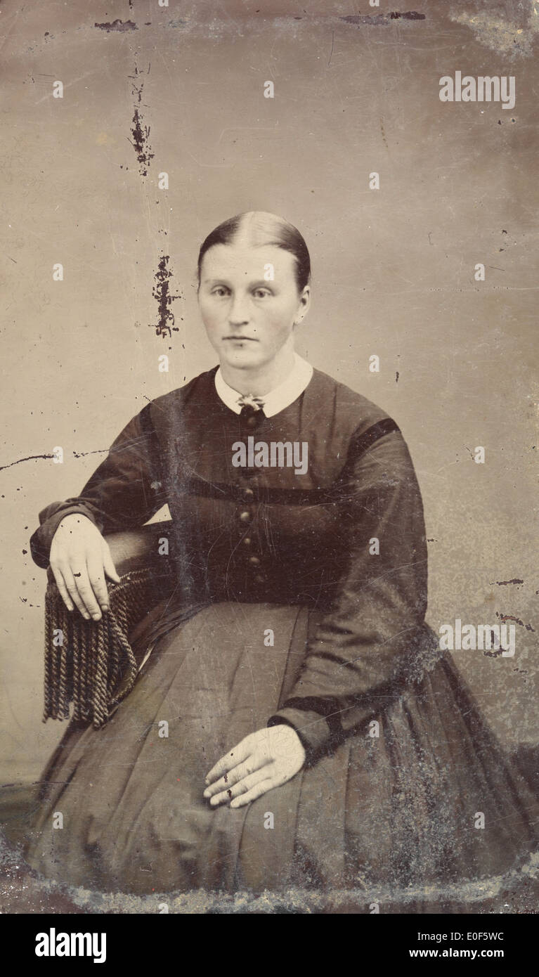 Un ritratto vintage di una donna seduta in un vestito nero, preso tra il 1856 e il 1900. La fotografia mette in risalto lo stile di moda e ritrattistica della fine del XIX secolo. Foto Stock