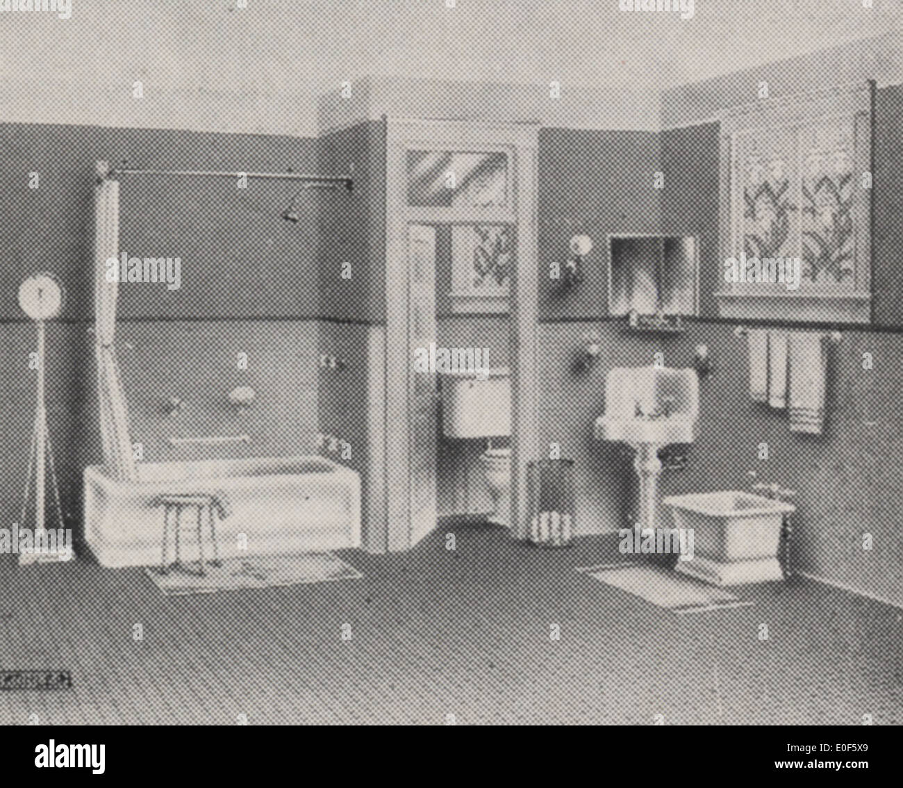 Una fotografia della contea di Franklin, Ohio, raffigurante un tipico bagno nel 1918. L'immagine mostra le comuni finiture del bagno e le tendenze del design degli interni dell'epoca. Foto Stock