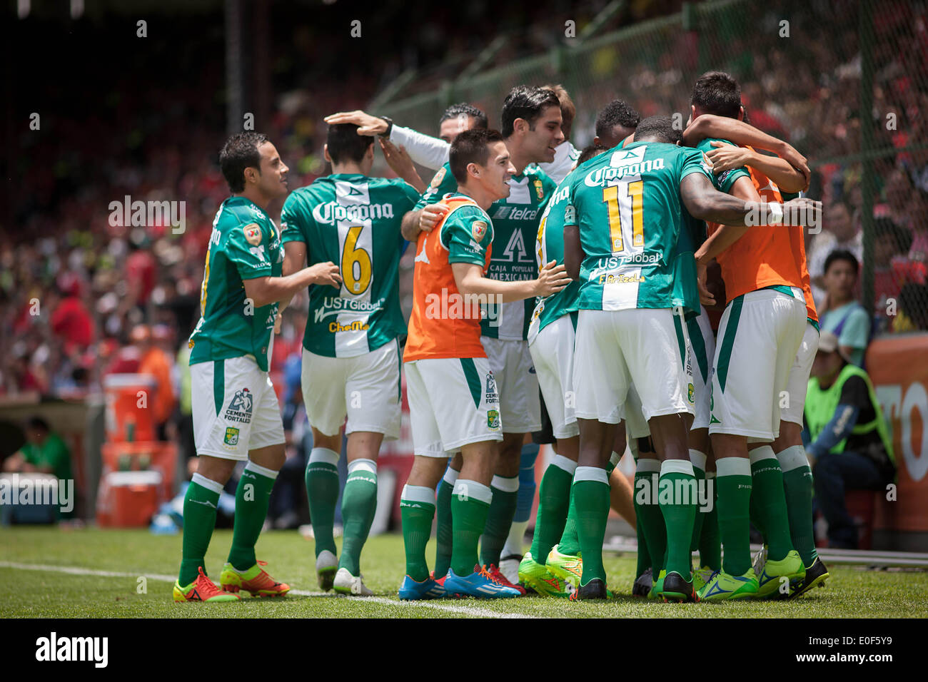 Toluca, Messico. 11 Maggio, 2014. Leon i giocatori di celebrare dopo un punteggio contro Toluca durante la seconda gamba semifinale partita della Liga MX TORNEO DI CHIUSURA A Nemesio Diez Stadium di Toluca, Stato del Messico, Messico, il 11 maggio 2014. Leon ha vinto 1-0 e entrato nel finale da 2-0 sull'aggregato. © Pedro Mera/Xinhua/Alamy Live News Foto Stock