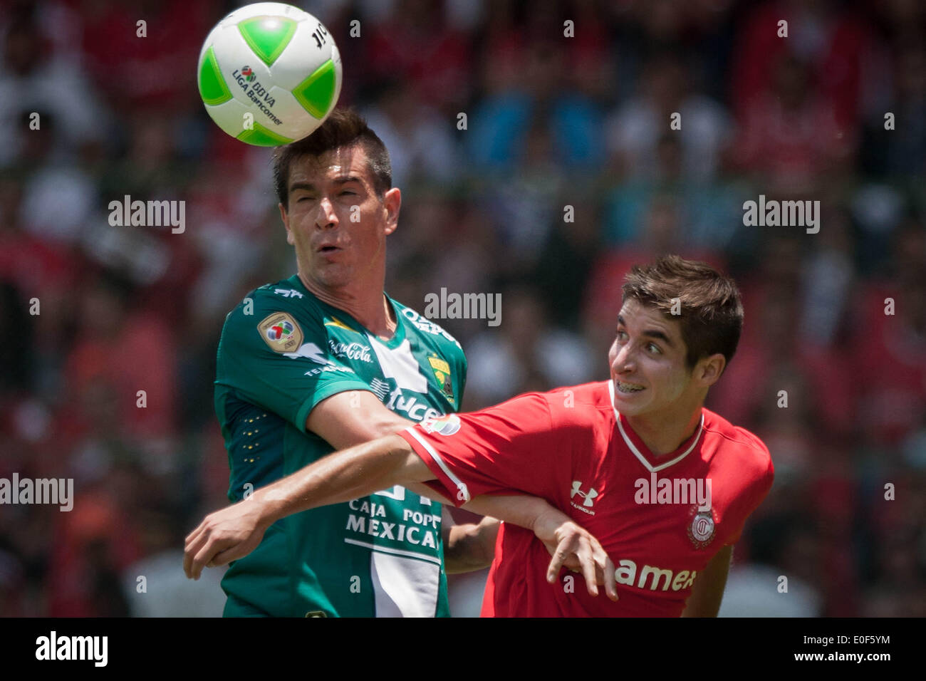 Toluca, Messico. 11 Maggio, 2014. Toluca's Isacco Brizuela (R) il sistema VIES per la palla con Juan Ignacio González di Leon durante la loro seconda gamba semifinale partita della Liga MX TORNEO DI CHIUSURA A Nemesio Diez Stadium di Toluca, Stato del Messico, Messico, il 11 maggio 2014. Leon ha vinto 1-0 e entrato nel finale da 2-0 sull'aggregato. © Pedro Mera/Xinhua/Alamy Live News Foto Stock