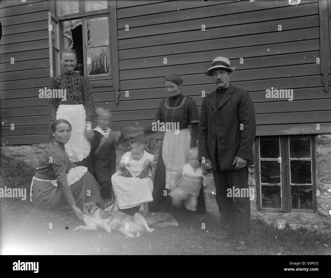 La famiglia Kongsvoll viene catturata in questo ritratto sulla costa della Norvegia, che mostra il loro legame con il servizio dei fari norvegesi e la vita rurale costiera a Møre og Romsdal. Foto Stock