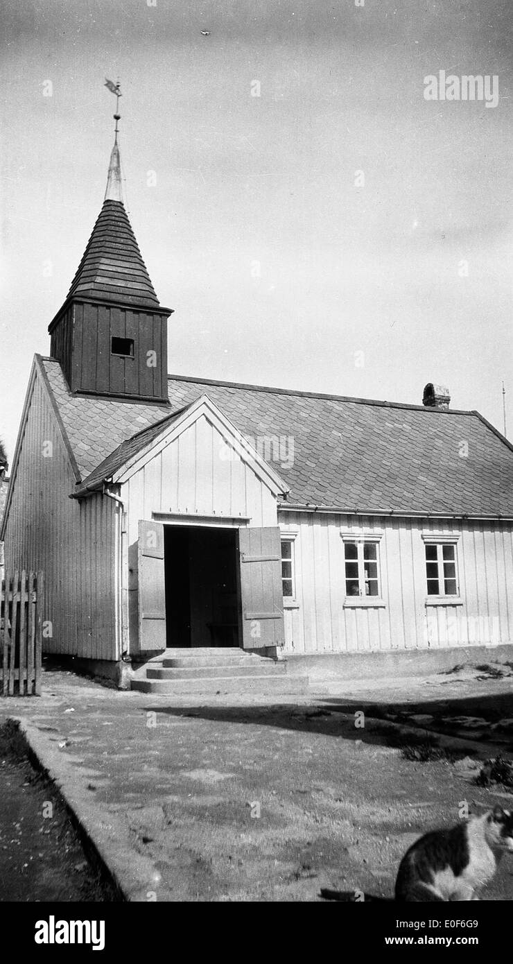 Grip Church, situata lungo la costa della Norvegia, è stata fotografata nel 1923. L'immagine cattura le caratteristiche architettoniche della chiesa e il suo paesaggio costiero panoramico a Møre og Romsdal. Foto Stock