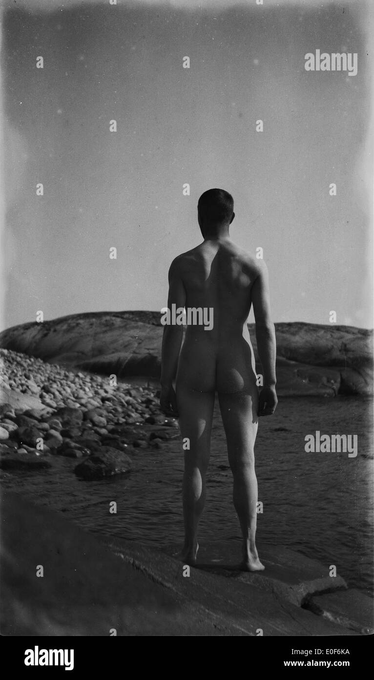 Questo autoritratto del 1921 cattura un momento sulla spiaggia di Hvaler lungo la costa della Norvegia. L'immagine mostra l'artista che si gode una giornata estiva, prende il sole e nuota sulla costa norvegese. Foto Stock