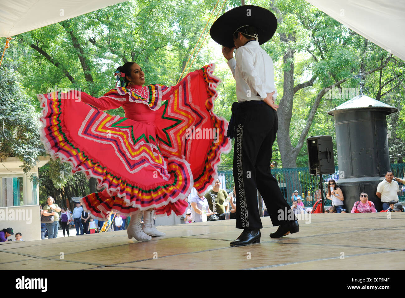 Alta scuola di danza di classe mostra di tradizionali danze messicana nel Chapultepec Park, a Città del Messico. Jarabe Tapatio dance Foto Stock