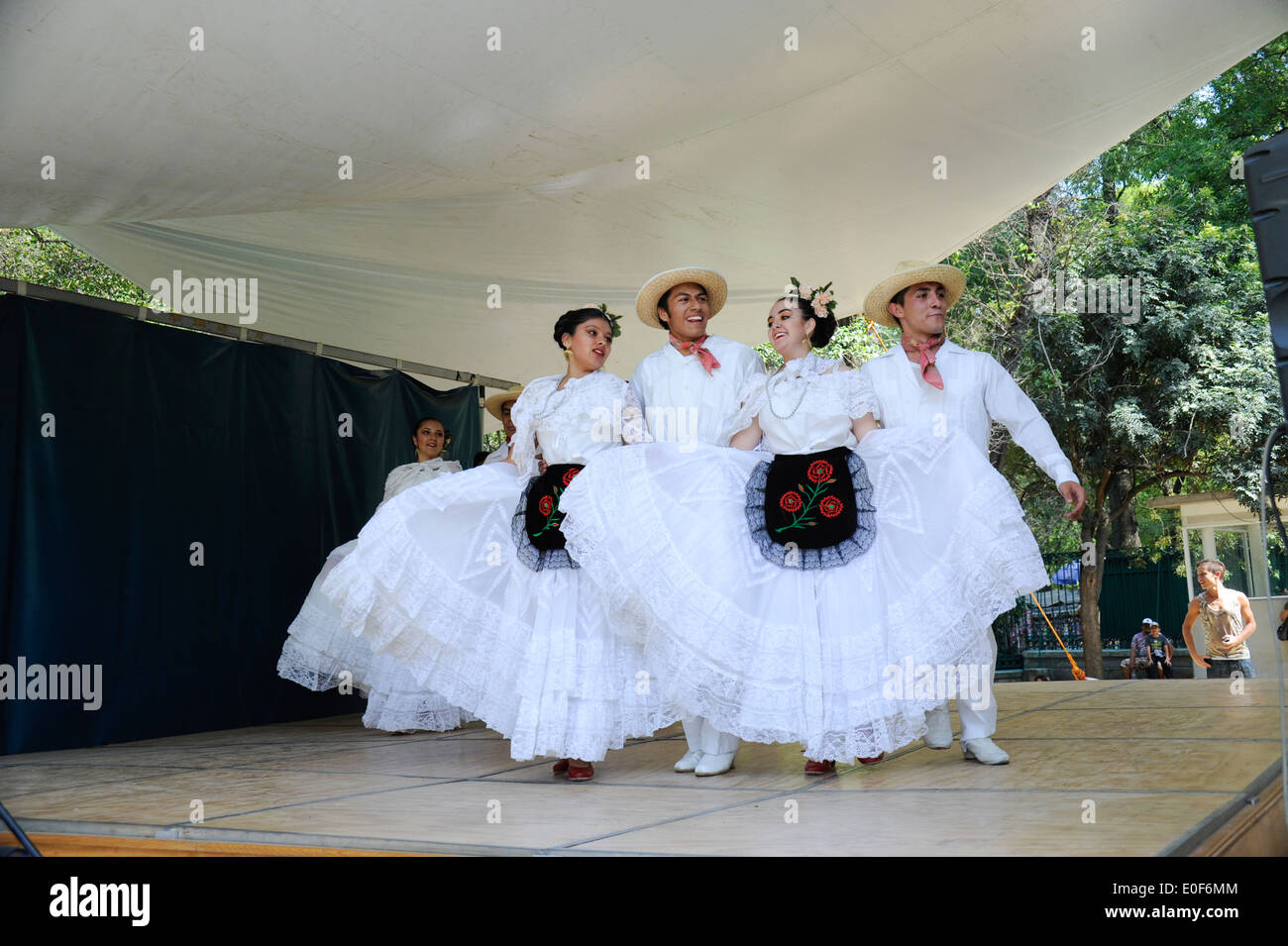 Alta scuola di danza di classe mostra di tradizionali danze messicana nel Chapultepec Park, a Città del Messico. Foto Stock