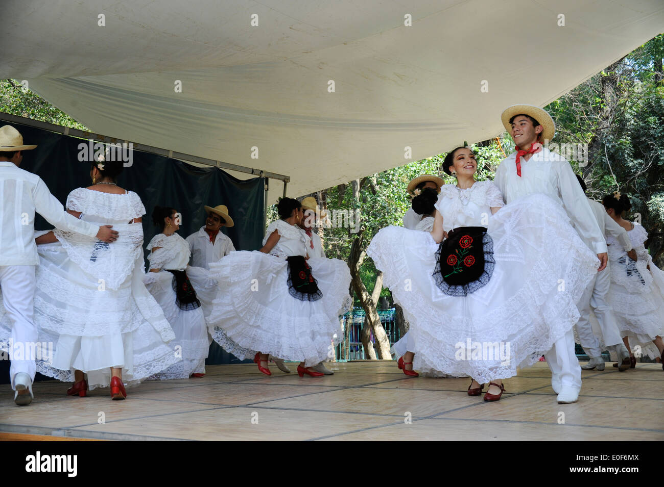 Alta scuola di danza di classe mostra di tradizionali danze messicana nel Chapultepec Park, a Città del Messico. Foto Stock