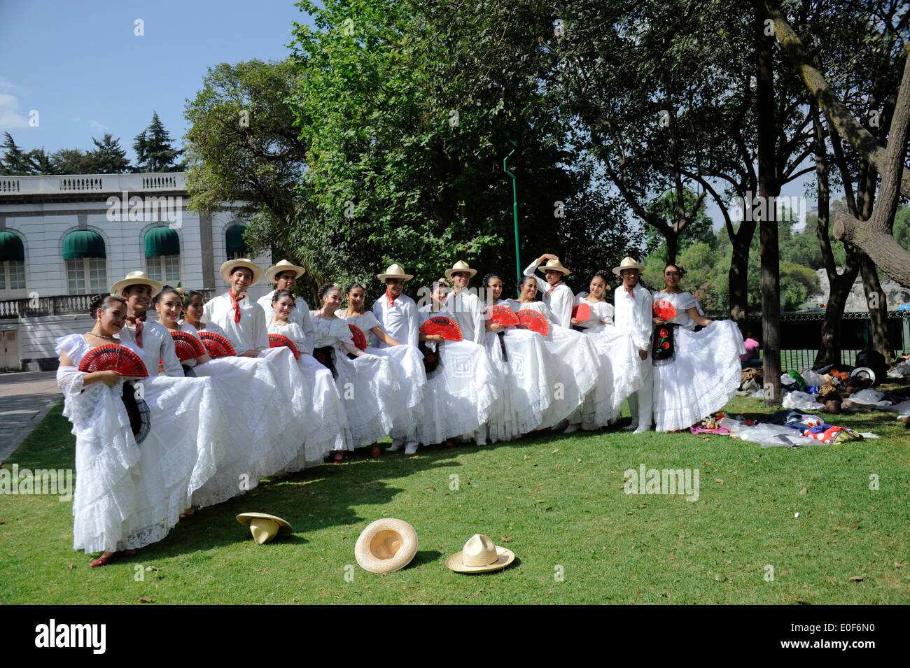 Alta scuola di danza di classe mostra di tradizionali danze messicana nel Chapultepec Park, Città del Messico, Messico Foto Stock