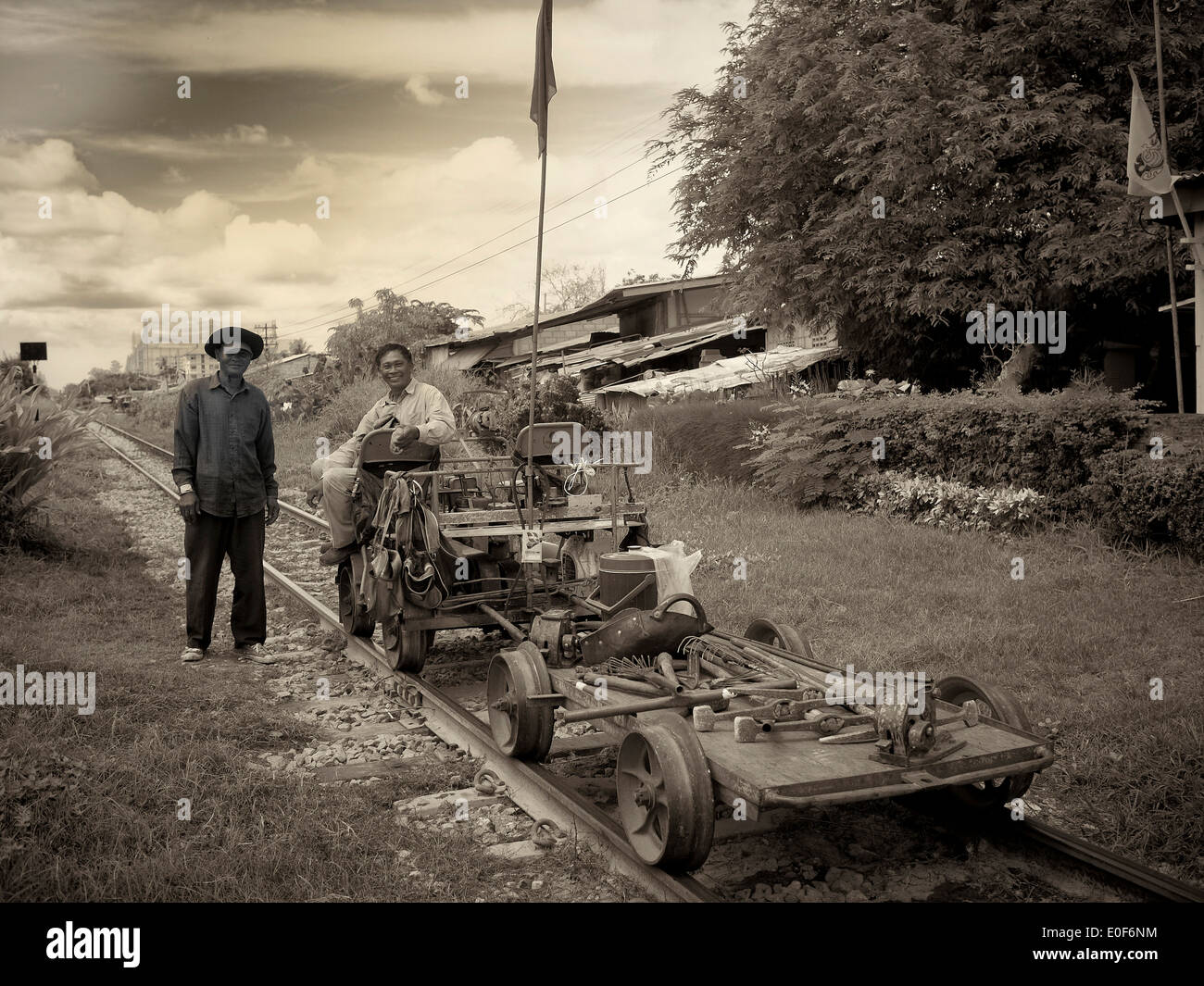 Seppia immagine oscurata sinonimo di un vintage fotografia del vecchio tempo i lavoratori del settore ferroviario. Thailandia Sudest Asiatico la fotografia in bianco e nero Foto Stock