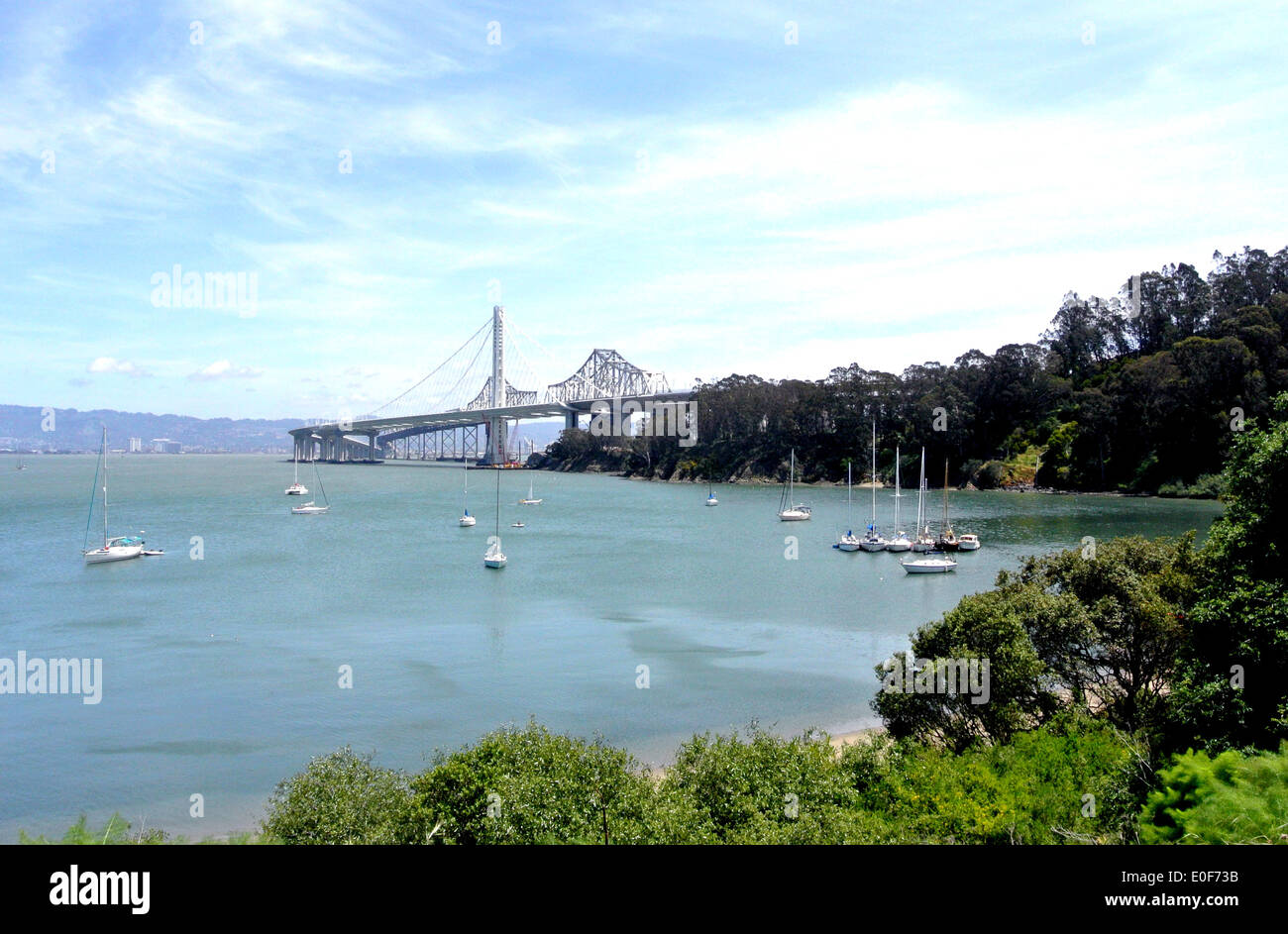 Vista dell'Isola del Tesoro marin e nuovo bay bridge span in background Foto Stock