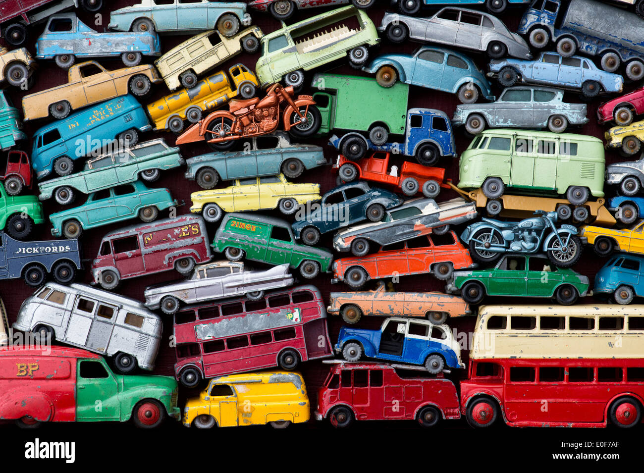 Vecchio playworn Dinky, Matchbox Lesney Toy Cars, autobus, motocicli pattern Foto Stock