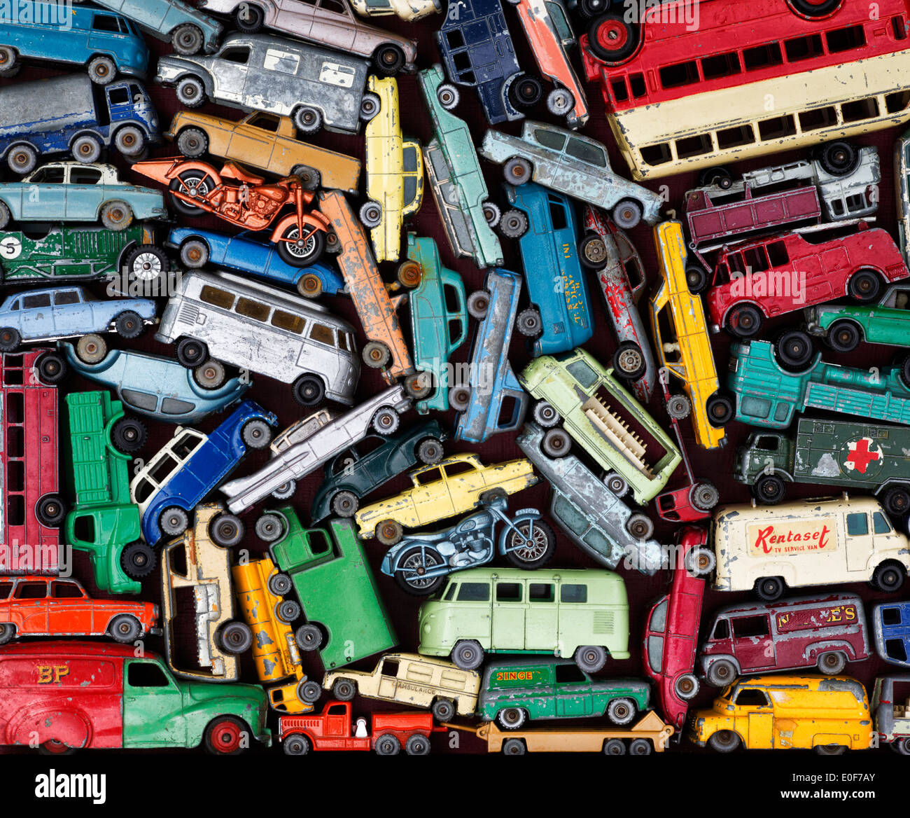 Vecchio playworn Dinky, Matchbox Lesney Toy Cars, autobus, motocicli pattern Foto Stock