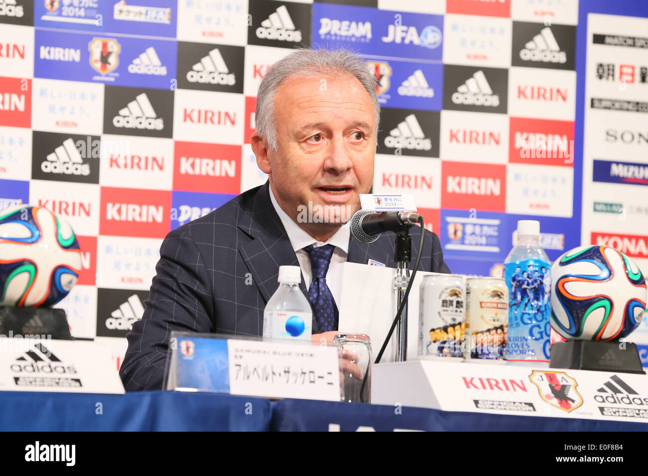 Tokyo, Giappone. Il 12 maggio 2014. Alberto Zaccheroni (JPN) calcio /Soccer : head coach Alberto Zaccheroni del Giappone nel corso di una conferenza stampa di annuncio il 23 membri del Giappone team nazionali per il 2014 FIFA Wolrd Cup in Brasile, a Tokyo in Giappone . Credito: YUTAKA AFLO/sport/Alamy Live News Foto Stock