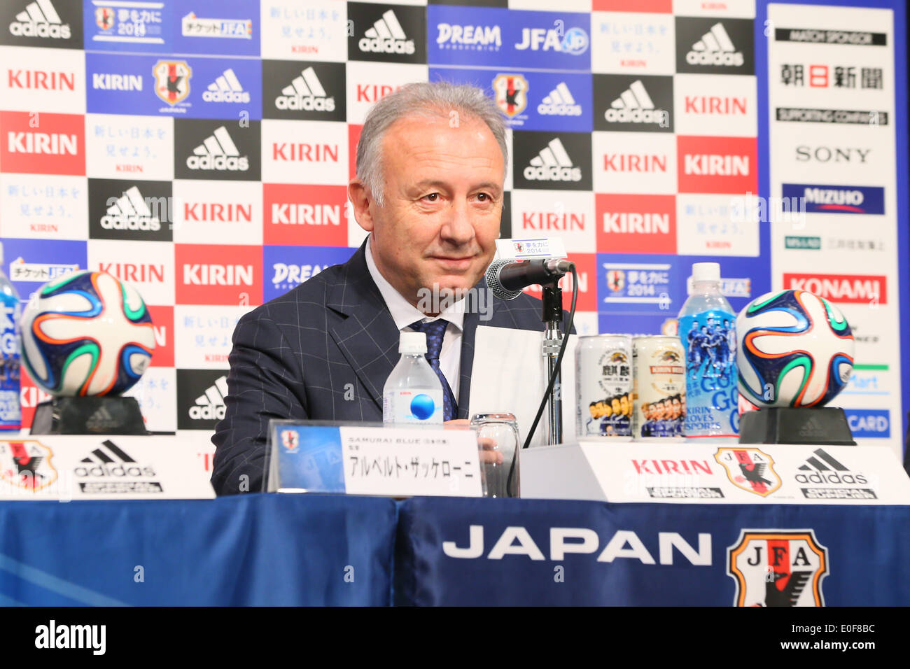 Tokyo, Giappone. Il 12 maggio 2014. Alberto Zaccheroni (JPN) calcio /Soccer : head coach Alberto Zaccheroni del Giappone nel corso di una conferenza stampa di annuncio il 23 membri del Giappone team nazionali per il 2014 FIFA Wolrd Cup in Brasile, a Tokyo in Giappone . Credito: YUTAKA AFLO/sport/Alamy Live News Foto Stock