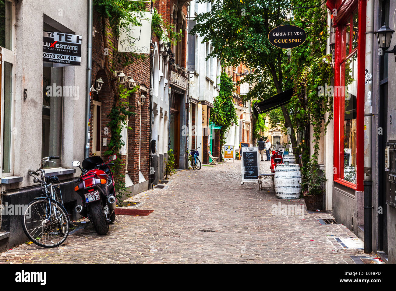 Un pittoresco stretto acciottolata strada laterale nella parte vecchia di Anversa, Belgio. Foto Stock