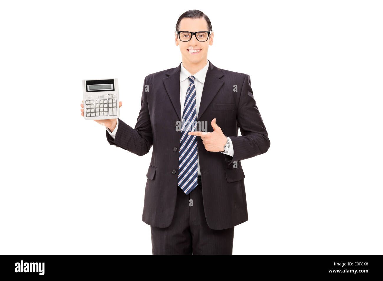 Imprenditore che puntano verso una calcolatrice in mano Foto Stock
