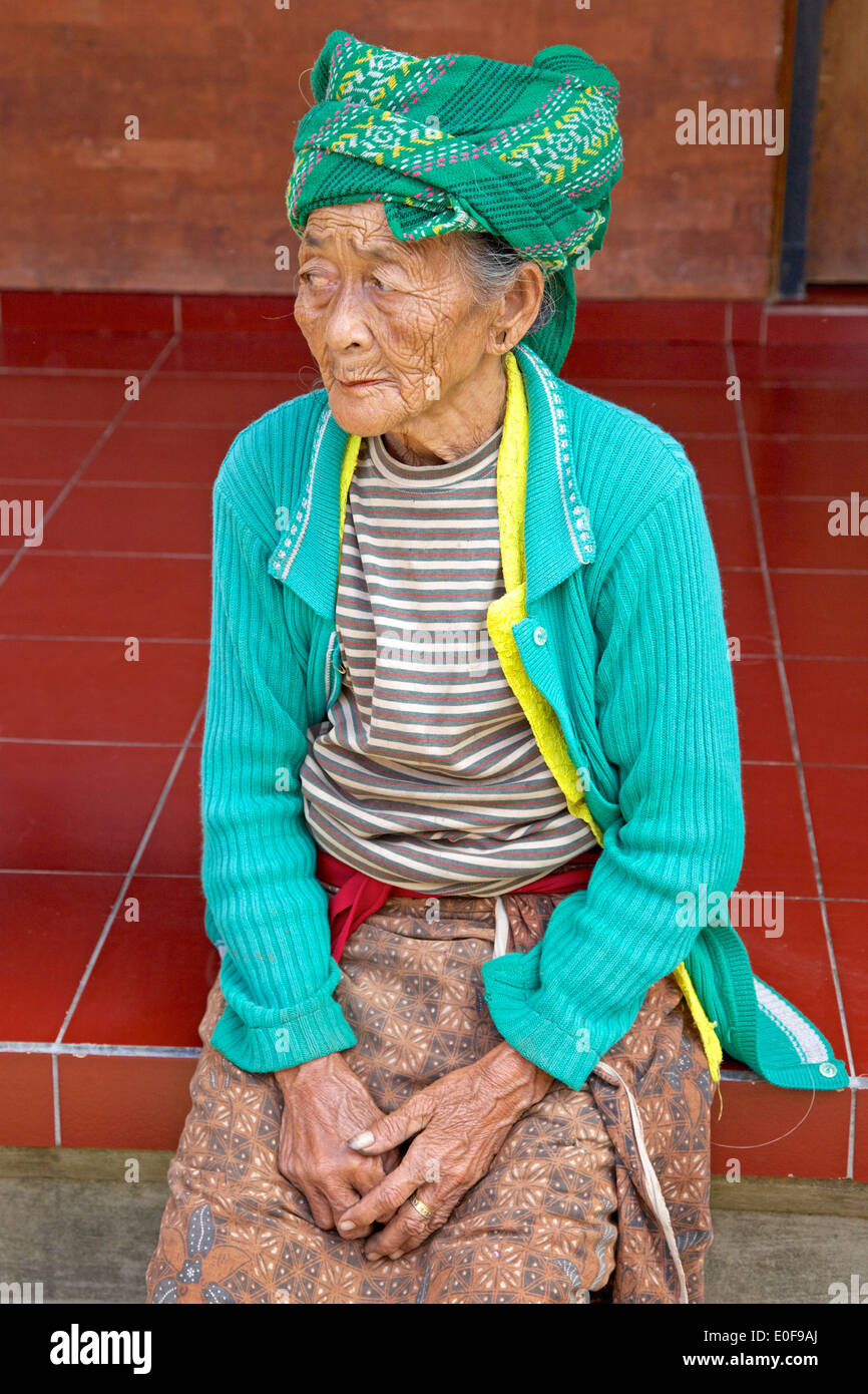 HIGHLANDS CENTRALI, BALI - Giugno 24, 2010: Un'anziana donna balinese, con le labbra leggermente colorate dal succo di betel. Foto Stock