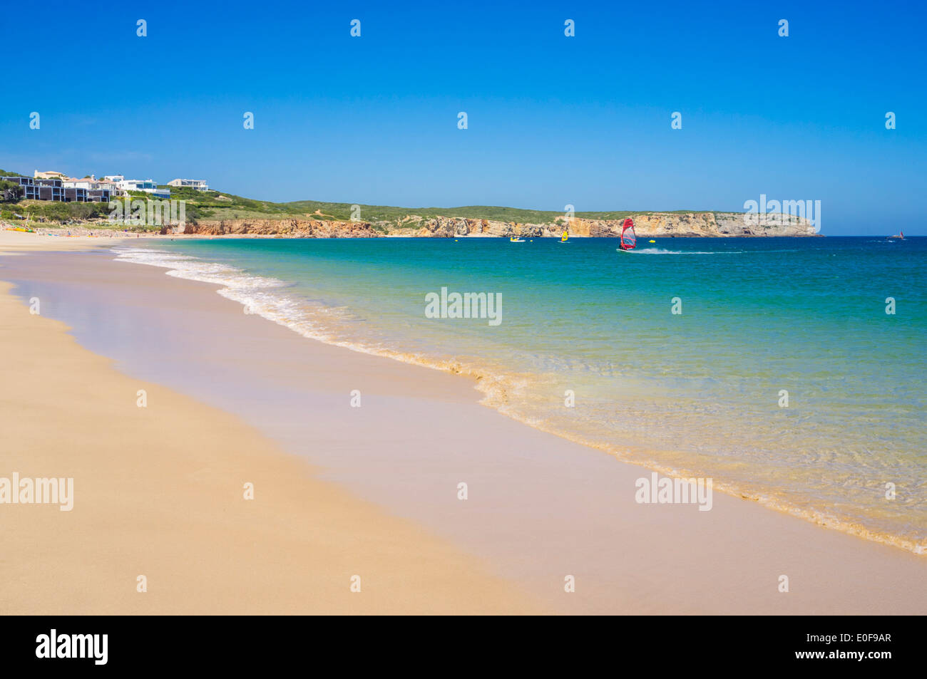 Windsurf sulla spiaggia di Martinhal con martinhal beach resort hotel sulla scogliera dietro Sagres Algarve Portogallo UE Europa Foto Stock