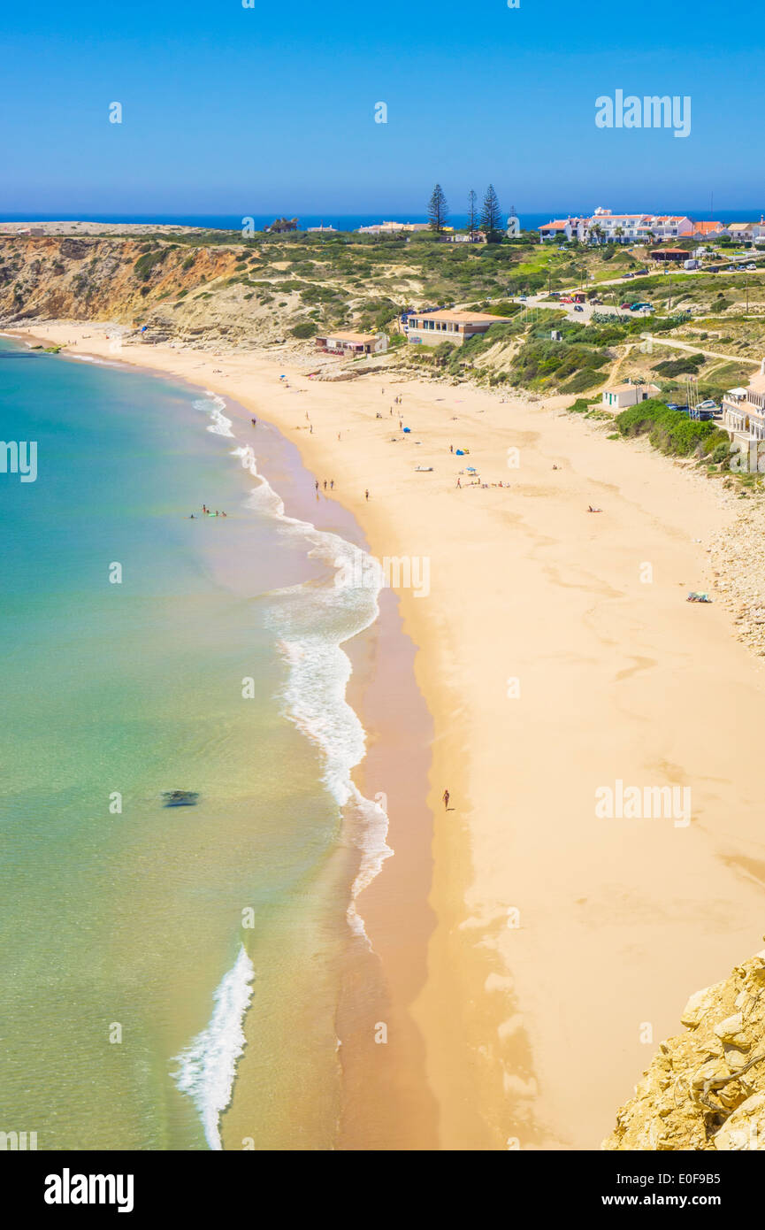 Spiaggia di Mareta con la piccola cittadina di Sagres dietro di esso Algarve Portogallo UE Europa Foto Stock