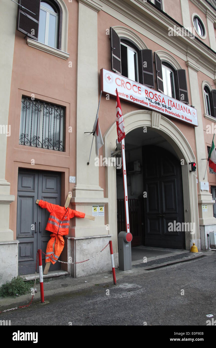Roma Italia. Il 10 maggio 2014 segni di protesta al di fuori della Croce Rossa Italiana contro la costruzione di nuove condizioni di lavoro e di tagli in Roma (Italia). Credito: Gari Wyn Williams / Alamy Live News Foto Stock