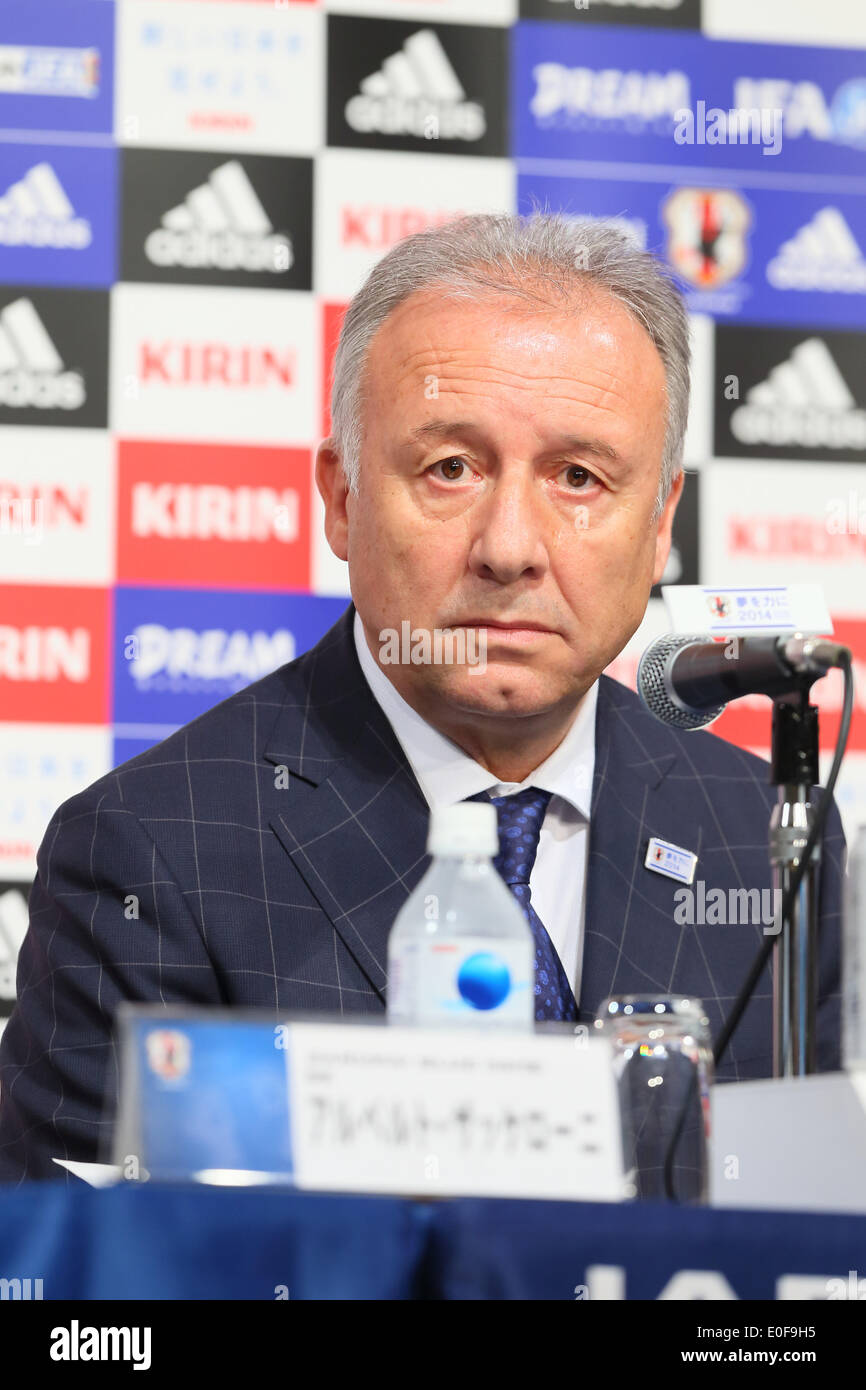 Tokyo, Giappone. Il 12 maggio 2014. Alberto Zaccheroni (JPN) calcio /Soccer : head coach Alberto Zaccheroni del Giappone nel corso di una conferenza stampa di annuncio il 23 membri del Giappone team nazionali per il 2014 FIFA Wolrd Cup in Brasile, a Tokyo in Giappone . Credito: YUTAKA AFLO/sport/Alamy Live News Foto Stock