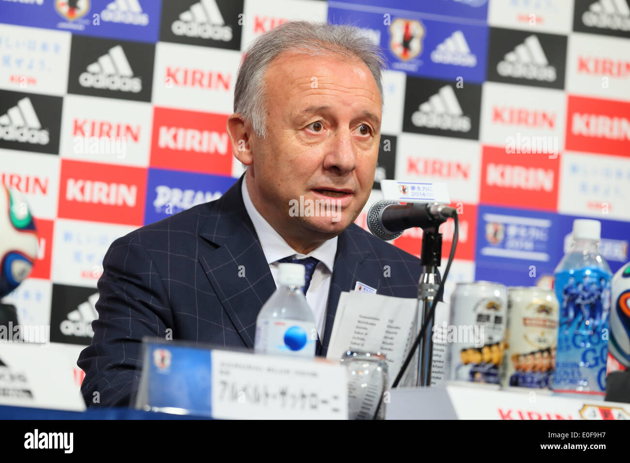 Tokyo, Giappone. Il 12 maggio 2014. Alberto Zaccheroni (JPN) calcio /Soccer : head coach Alberto Zaccheroni del Giappone nel corso di una conferenza stampa di annuncio il 23 membri del Giappone team nazionali per il 2014 FIFA Wolrd Cup in Brasile, a Tokyo in Giappone . Credito: YUTAKA AFLO/sport/Alamy Live News Foto Stock