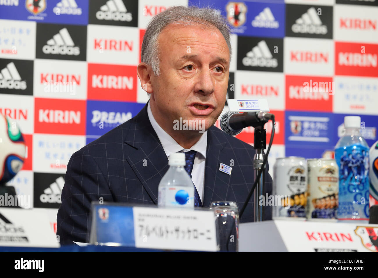Tokyo, Giappone. Il 12 maggio 2014. Alberto Zaccheroni (JPN) calcio /Soccer : head coach Alberto Zaccheroni del Giappone nel corso di una conferenza stampa di annuncio il 23 membri del Giappone team nazionali per il 2014 FIFA Wolrd Cup in Brasile, a Tokyo in Giappone . Credito: YUTAKA AFLO/sport/Alamy Live News Foto Stock