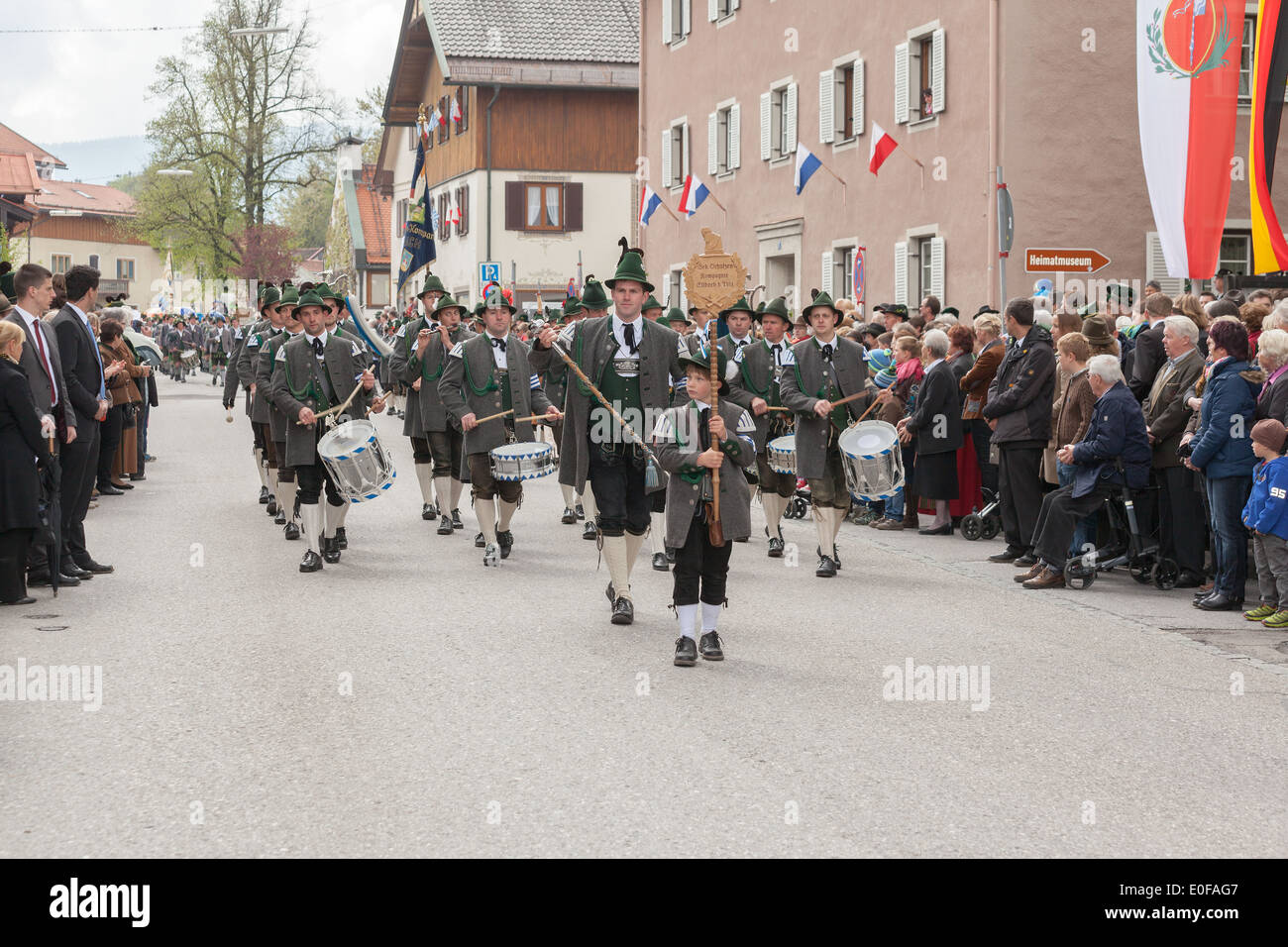 Proteja la banda de marcha desde Elbach en Bad Tölz en el ajuar de la Montaña Foto Stock