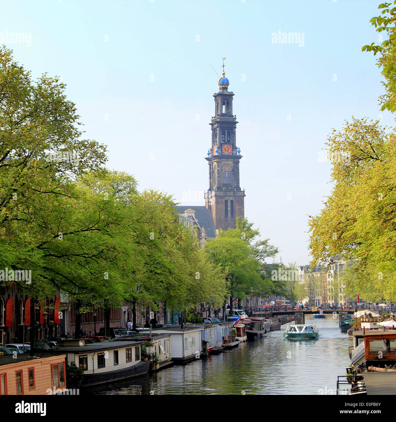 Primavera a canale Prinsengracht con il XVII secolo Westerkerk ad Amsterdam nei Paesi Bassi in background Foto Stock