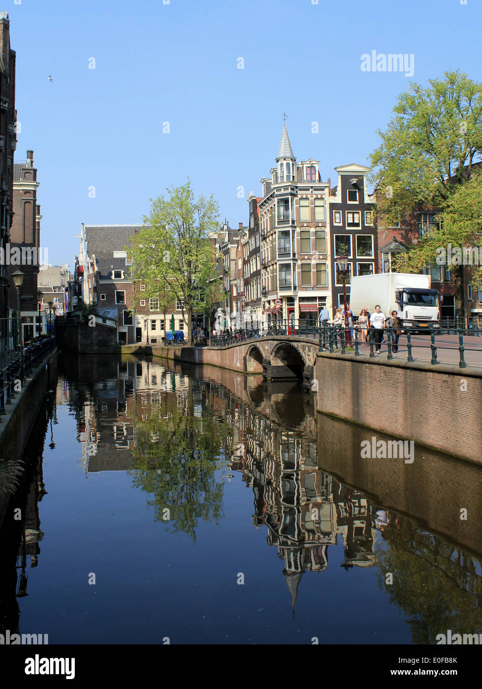 Canal riflessioni a Grimburgswal e Oudezijds Achterburgwal nella parte interna della città di Amsterdam Foto Stock