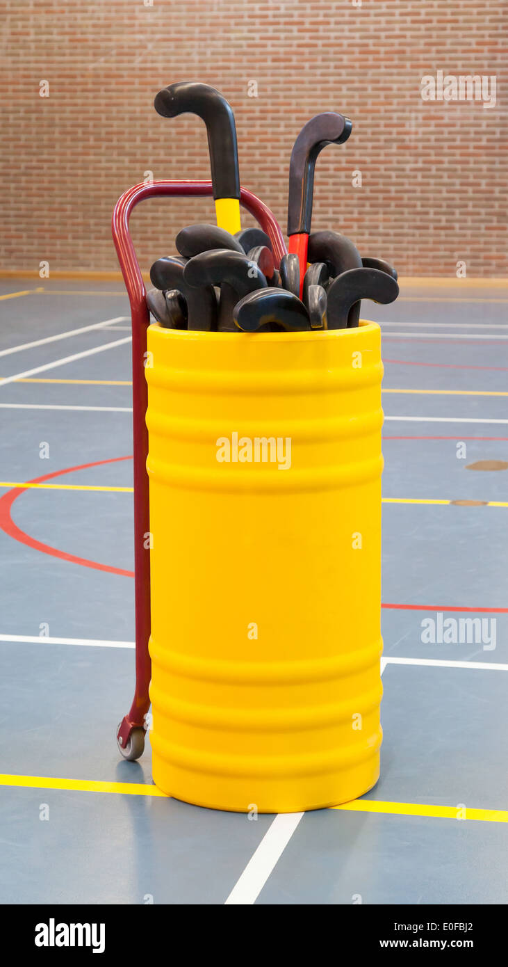 Hockeysticks in una vecchia palestra della scuola, Olanda Foto Stock